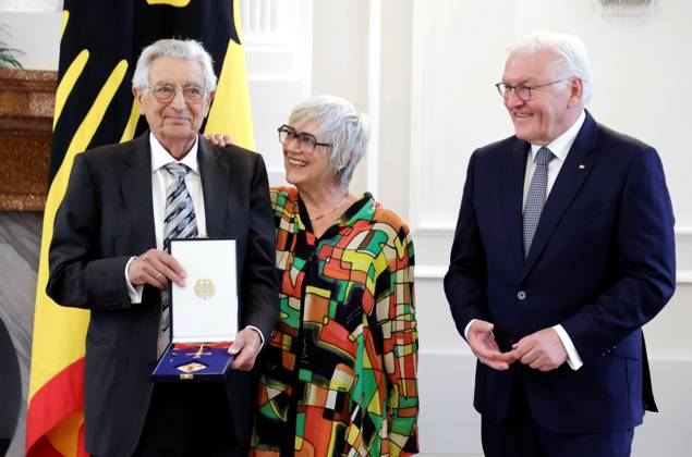 Berlin, Federal President Steinmeier awards the Grand Cross of Merit to Gerhart Baum