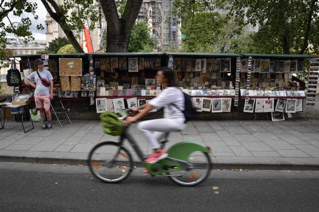 Dispute over Bouquinistes de Paris on the banks of the Seine and the 2024 Olympics