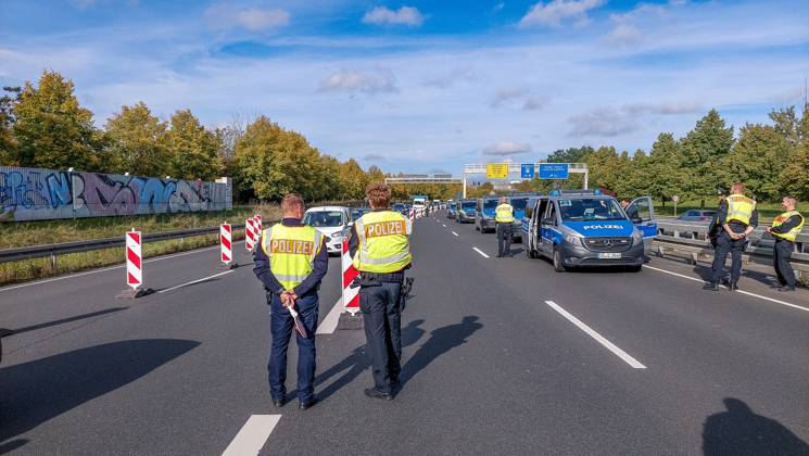 Football, CL, RB Leipzig - Red Star Belgrade, police control on B2