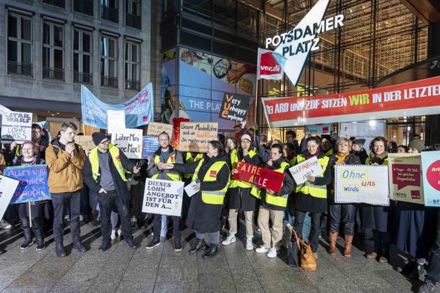 74th Berlinale, cinema workers and filmmakers demonstrate for better working conditions