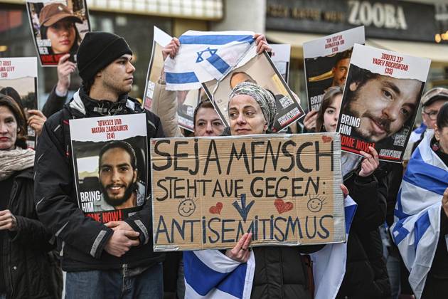 Berlin, Jewish filmmakers demonstrate against the Berlinale Gala in front of the Zoo Palast