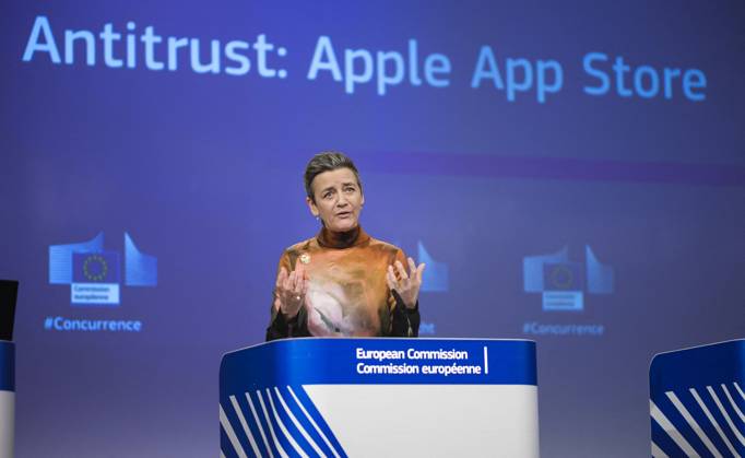 Brussels, EU Commission imposes billion-euro fine on Apple