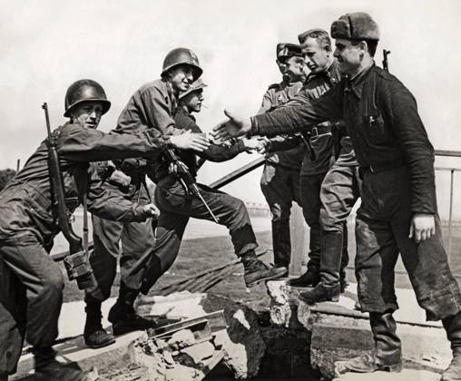 IMAGO History, Archiv, Zweiter Weltkrieg, Sowjetische und US-Truppen treffen in Torgau zusammen 1945