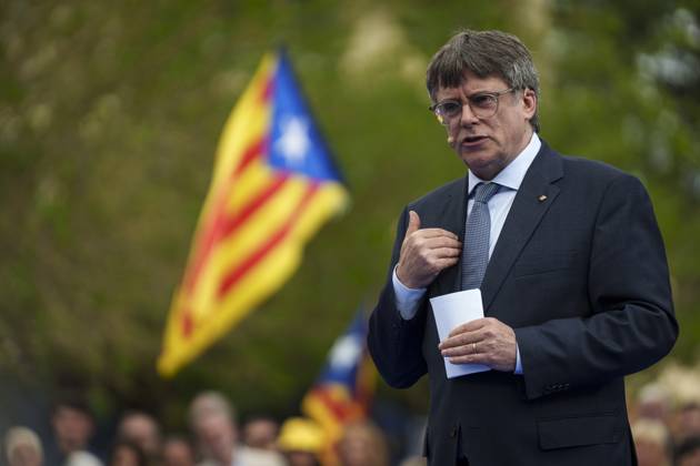 Spain: Court overturns arrest warrant against Catalan separatist leader Carles Puigdemont – archive footage