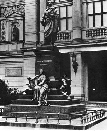 Abriss des Mendelssohn-Denkmals vor dem Gewandhaus in Leipzig, 90. Jahrestag am 9. November