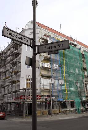 Berlin, apartment block in Neukölln under corona quarantine