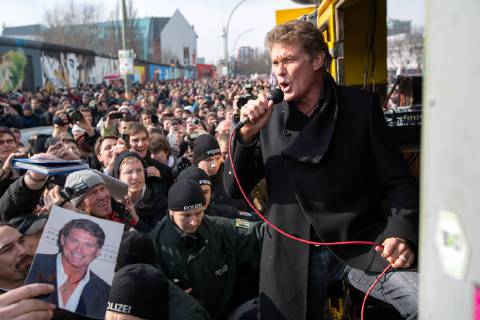 David Hasselhoff protests against building project on Berlin Wall - archive pictures