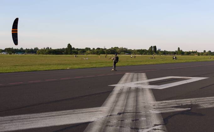 Berlin - Cyclist dies after accident with kitesurfer on Tempelhofer Feld