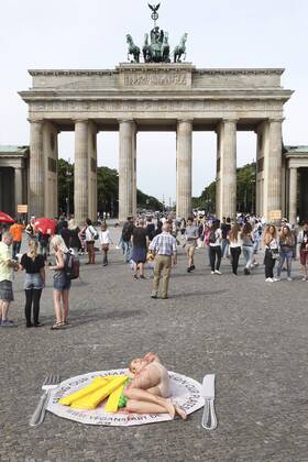 Berlin: PETA demonstriert vor dem Brandenburger Tor für vegane Lebensweise