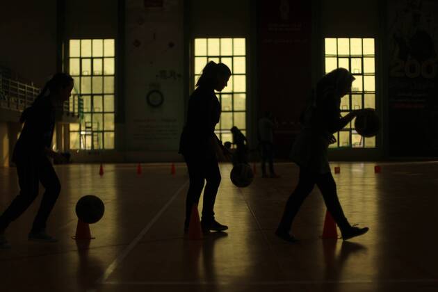 Palestine: Girls play basketball in Gaza