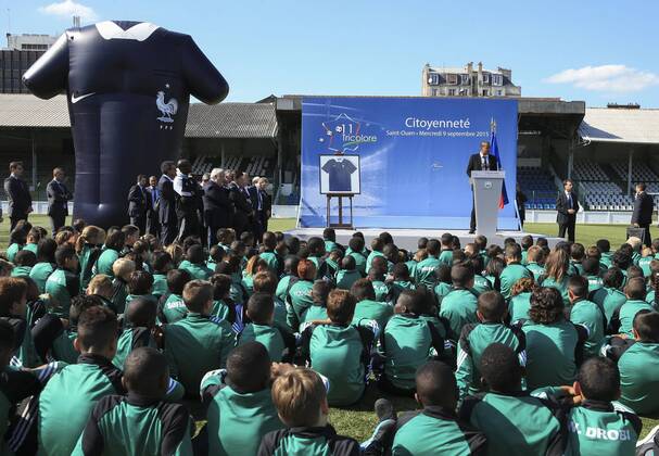 President Hollande presents committee of experts for Euro 2016