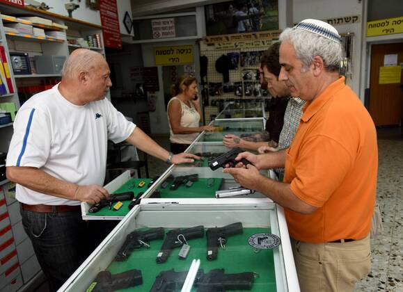 Israel - More and more civilians carry weapons with them