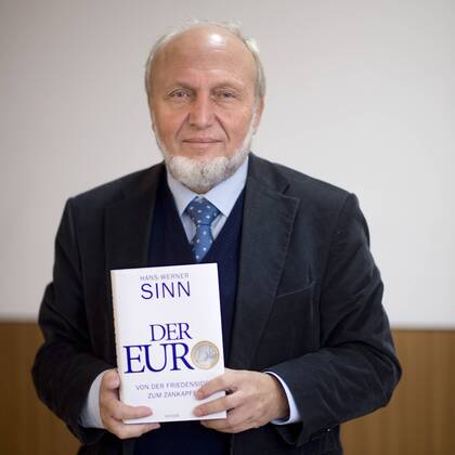 Hans Werner Sinn presents his book Der Euro in Berlin