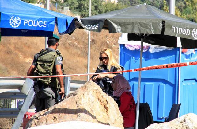 Israel: Soldiers check at checkpoints near Jerusalem