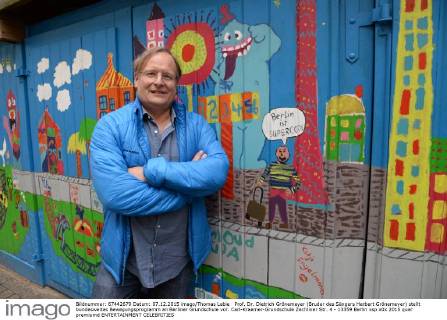 Dietrich Grönemeyer presents exercise programme for break sports in Berlin school