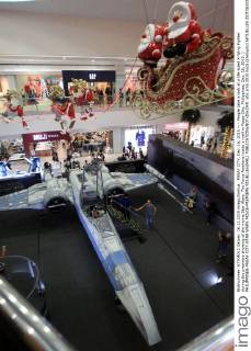 Star Wars flying machine in shopping mall on the occasion of the premiere in the Philippines