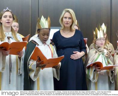 Manuela Schwesig meets carol singers in St Hedwig's Cathedral in Berlin