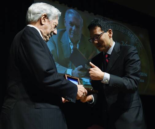 Mario Vargas Llosa erhält Living Legend Award in Washington