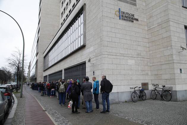 Berlin: Crowd in front of the Bundesbank for the issue of the 5-euro coin