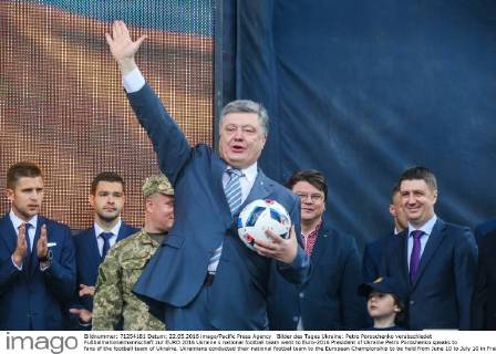 Ukraine: Petro Poroshenko sees off national football team for EURO 2016