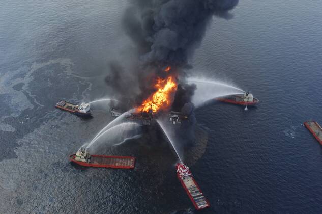 IMAGO History, Die größten Ölkatastrophen, Bohrinsel Deepwater Horizon explodiert 2010 im Golf von Mexiko