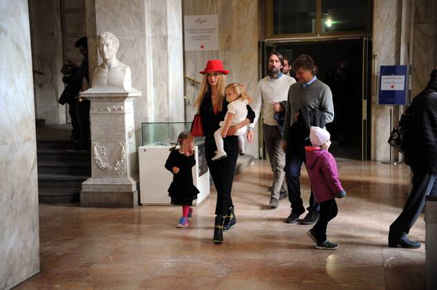 Michelle Hunziker with her family in the park and in the Natural History Museum