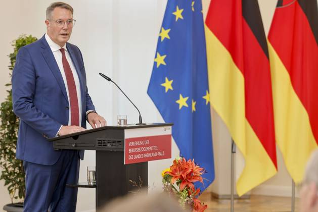 Rheinland-Pfalz, Alexander Schweitzer bei Verleihung Berufsbezogener Titel des Landes in Mainz