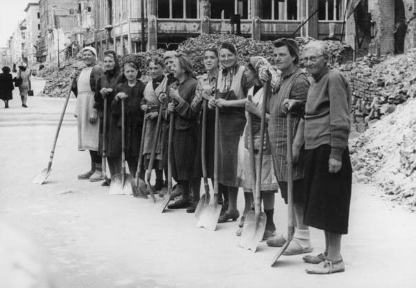 IMAGO History, Eckpunkte Deutscher Geschichte, Nachkriegszeit, Wiederaufbau und Trümmerfrauen