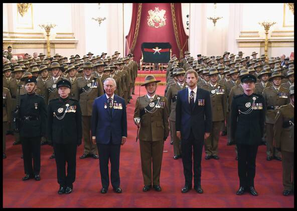 Prinz Charles und Prinz Harry verleihen Orden an The Royal Gurkha Rifles