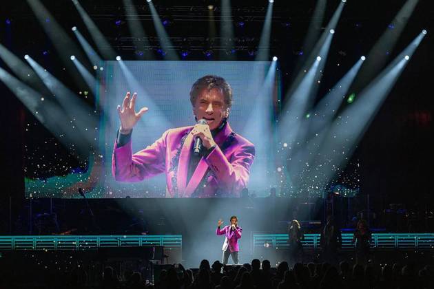 Barry Manilow has had to cancel concerts, archive photos