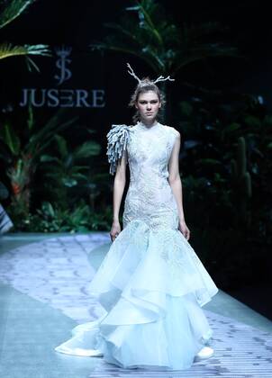 China Fashion Week - Yu Aiping Fashion Show