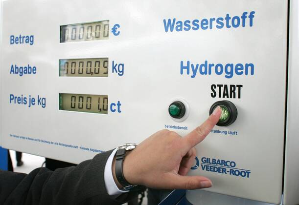 First German and worlds largest hydrogen filling station opens in Berlin, 20th anniversary on 12 November