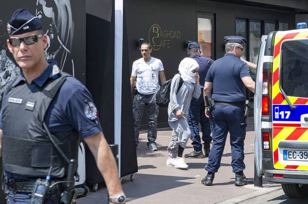 Cannes - Police take action against burqa wearers