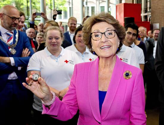 Princess Margriet mints 5-Euro commemorative coin in Utrecht