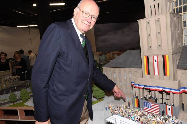 Contemporary witnesses of Berlin's history visit Little Big City exhibition