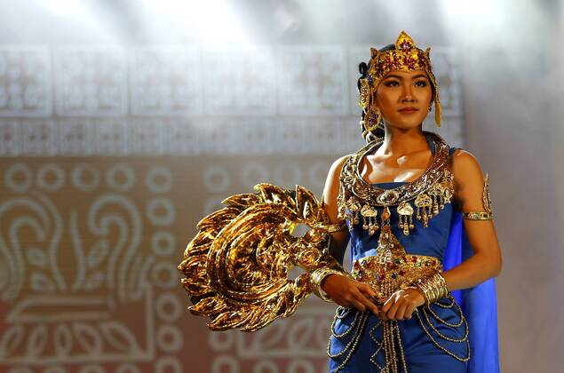 Fashion show with traditional fashion in Rangoon