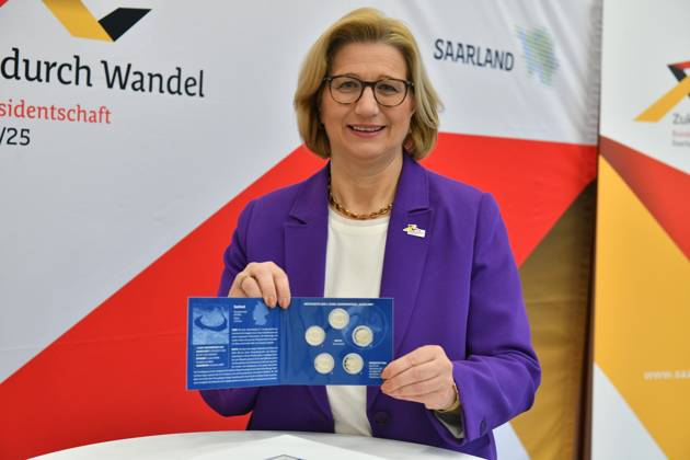 Saarbrücken, Anke Rehlinger presents new 2-euro coin with the motif of the Saar Loop