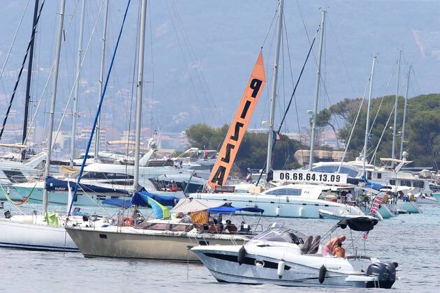 Pizza delivery service on the water at Cannes