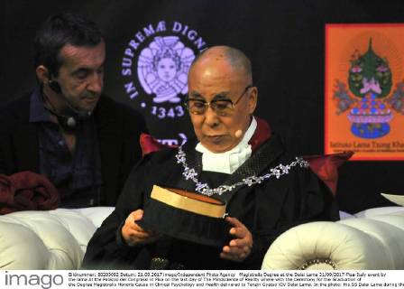 Dalai Lama bei Magister Verleihung in Pisa
