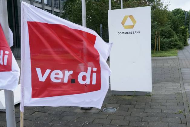 Verdi calls for warning strikes at private banks across the country; archive images