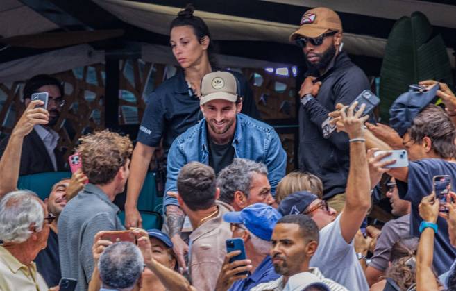 Lionel Messi und Familie besuchen Tennisspiel in Miami