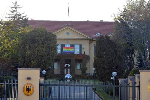 Turkey bans German LGBTI film festival - rainbow flag at embassy in Ankara