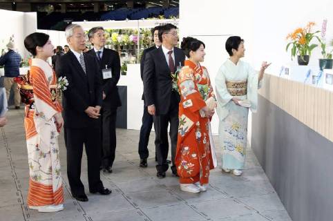 Princess Takamado opens Tokyo Orchid Festival with her daughters