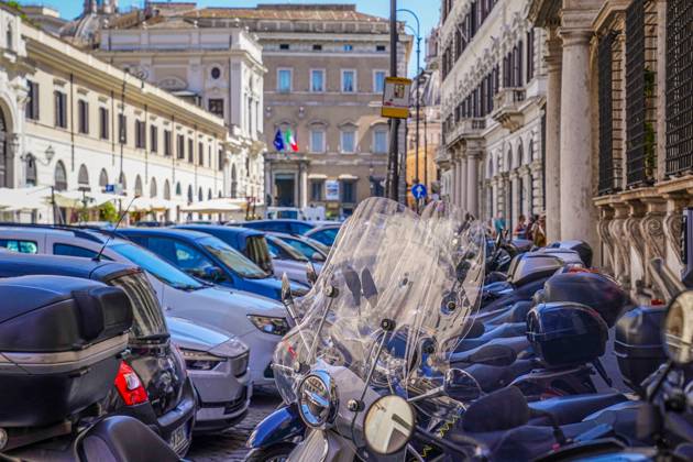 Italien verzichtet wegen hoher Spritpreise ein Jahr lang weitgehend auf Kfz-Steuer, Archivbilder