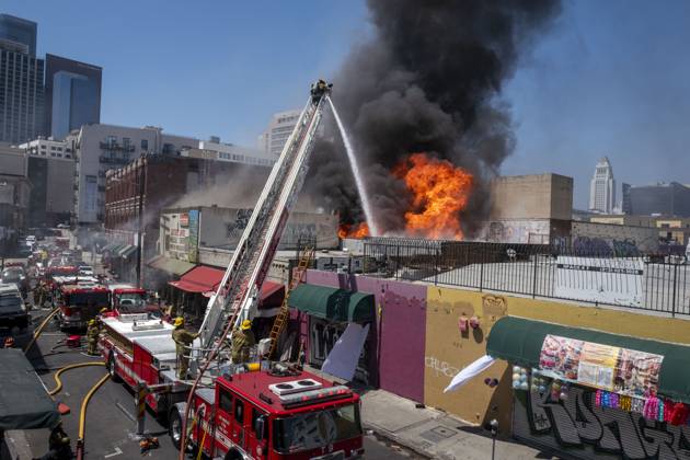 USA, Fire in the Fashion District in Los Angeles