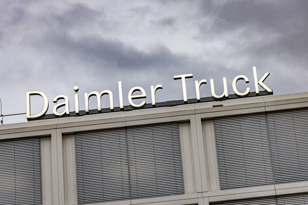 Gewinn beim Nutzfahrzeughersteller Daimler Truck ist im zweiten Quartal dieses Jahres um 48 Prozent eingebrochen, Symbol- und Archivbilder