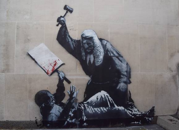 Werk des Street-Art-Künstlers Banksy am Royal Courts of Justice in London für 100.000 Euro entfernt, Archivbilder