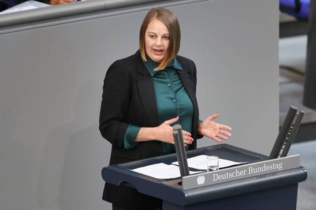 Berlin, Left Party members of parliament Ince and Reisner experience police violence