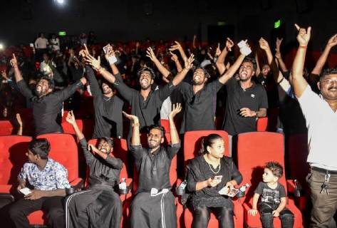 India: ecstatic scenes at Rajinikanth's film premiere
