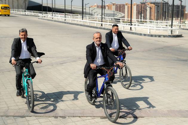 Iran, Massud Peseschkian fährt Fahrrad um für gesunden Lebensstil zu werben